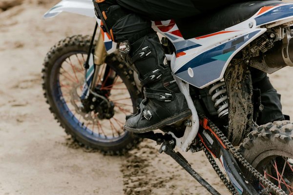 Comment choisir des rétroviseurs pliables pour une moto de type adventure pour une meilleure protection en tout-terrain ?